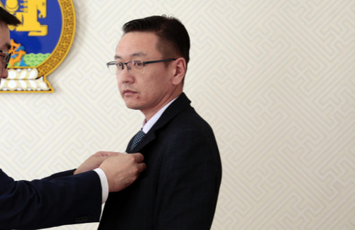 Шүүгчид хахууль өгсөн Р.Надмидцэдэнгийн хорих ялыг торгох болгож хөнгөрүүллээ